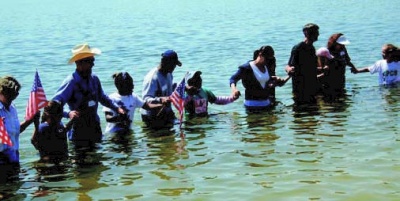 Students, parents, teachers, and others joined Bernie Fowler for a wade-in at Myrtle Point Park on Thursday. In recent years, Fowler’s home-spun turbidity test has drawn hundreds to similar wade-ins across the state. (Photo: Andrea Shiell)