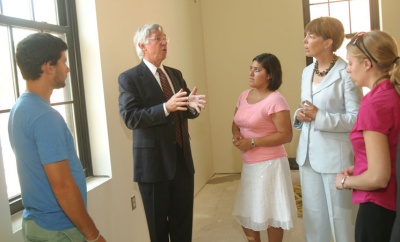 Former Gov. Glendening discusses plans for the new student services building with St. Mary's College of Maryland President O'Brien, rising seniors Matthew J. Fafoutis (left) and Kathya M. Orellana (center), and recent graduate Meghan A. Sullivan (far right). (Photo: Darrin Farrell)