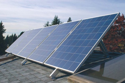 Some 17 states now offer homeowners tax rebates or incentives for the purchase and/or installation of solar power equipment, including rooftop solar collectors for home heating or hot water. (Photo: Rob Baxter, courtesy Flickr)