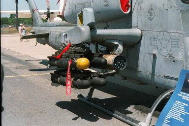 AH-1W_Arms.jpg (27663 bytes)