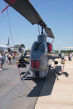 AH-1W_SuperCobra-1.jpg (23983 bytes)