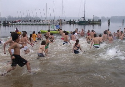 Approximately 50-60 students from the St. Mary’s College of Maryland jumped into the freezing water of the St. Mary’s River at approximately 3 p.m. on Friday, Feb. 02, 2007. More than 100 other students and faculty looked on. Photo by David Noss.