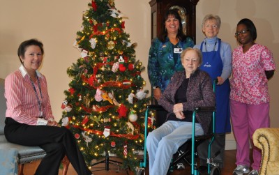 Hospice House Director Kathy Franzen, left, Manager and nurse Nancy Sperbeck, long-time volunteer Peg Baliko and nursing tech Tawnyada Allen hang out in the facility’s cozy sitting room with resident Virginia Sue Redding. (Photo: Carrie Munn)