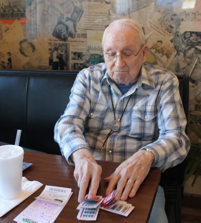 Robert Lee Smith, 89, sorts through his opened tip jar packets at Colonial Sports Bar and Grill in April. Smith plays the “hogs,” a type of tip jar game, about five days a week at his favorite Hagerstown restaurant. (Photo: Samantha Inzalaco)